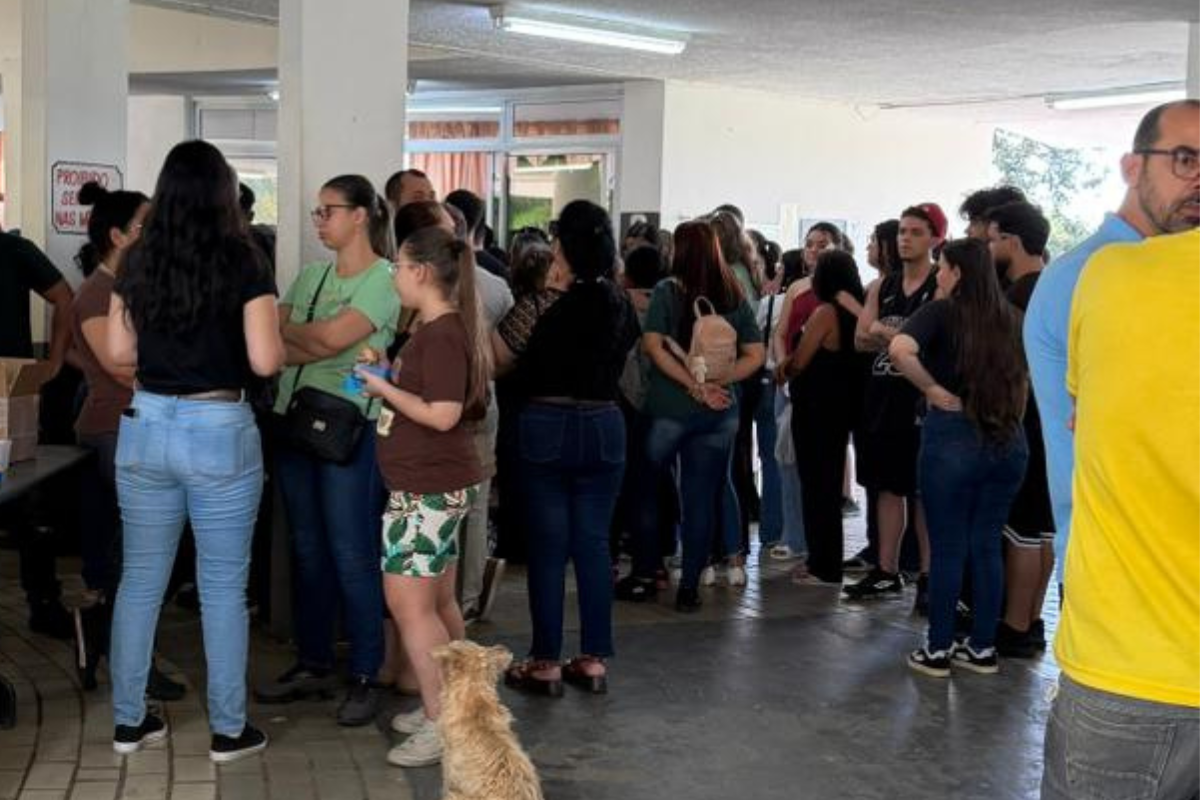 Amigos e familiares marcam presença para a despedida do rapaz