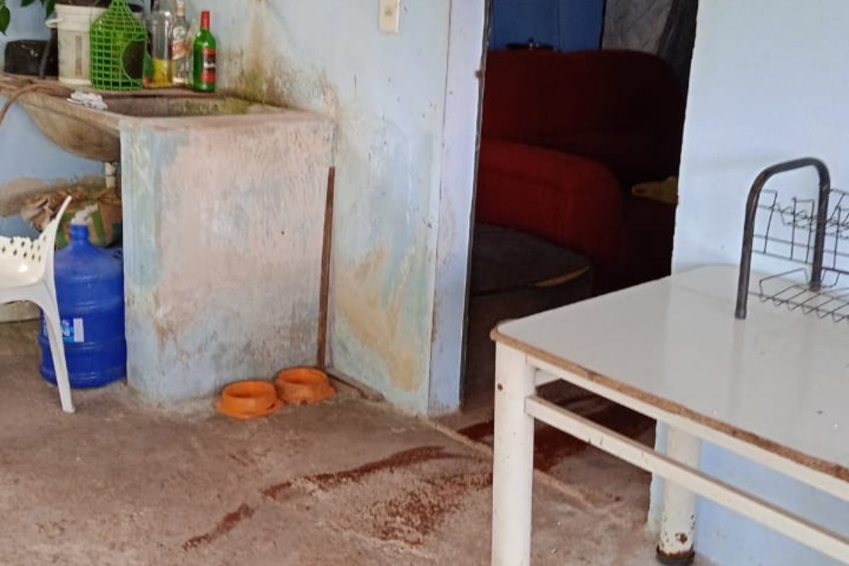 Casa onde aconteceu o crime; corpo estava no chão do quarto