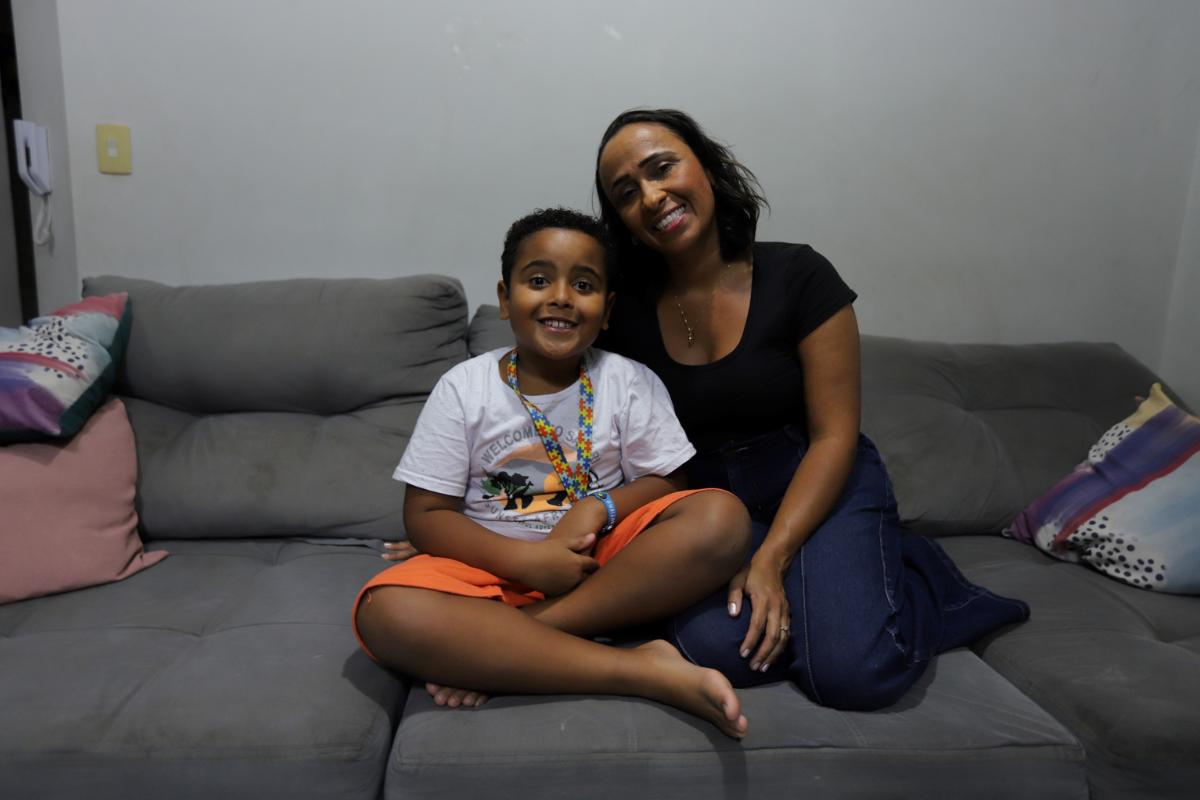 Assistente social, Alexsandra Azevedo do Amaral Souza enfrenta a rotina da maternidade atípica após o diagnóstico de TEA do filho Samuel, de 7 anos
