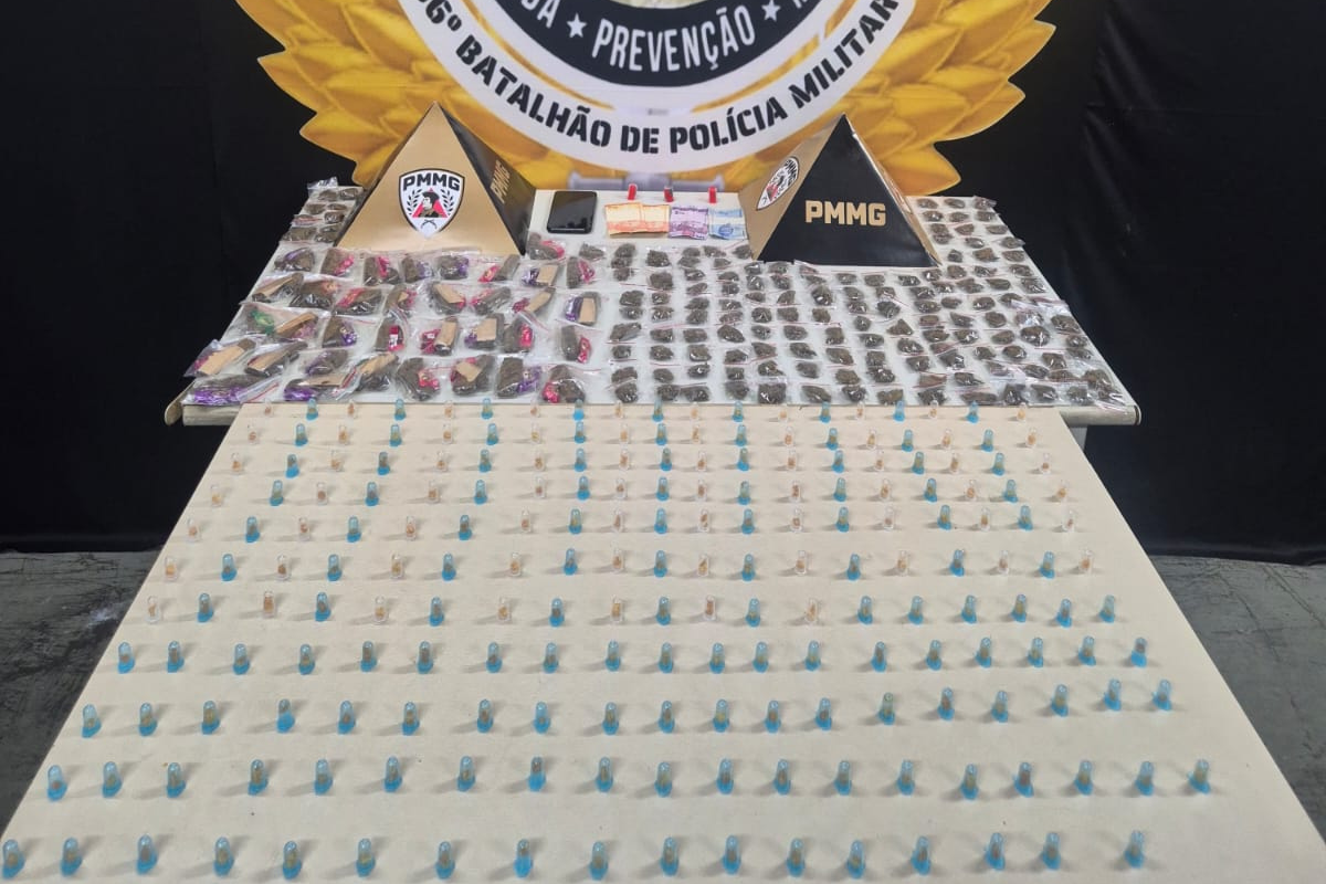 Homem de 34 anos foi detido em flagrante após tentar descartar entorpecentes em caçamba de entulho na rua Açucena