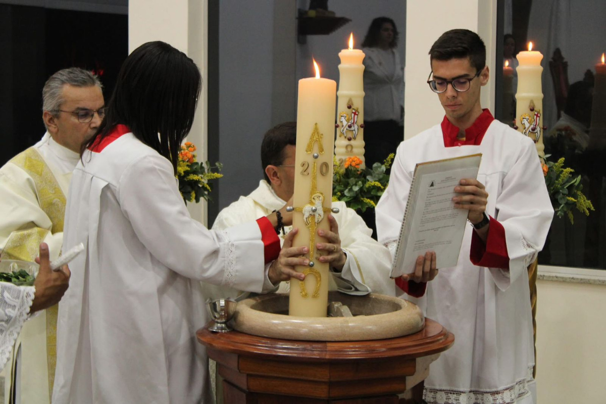 Celebrações são realizadas à noite no Sábado de Aleluia