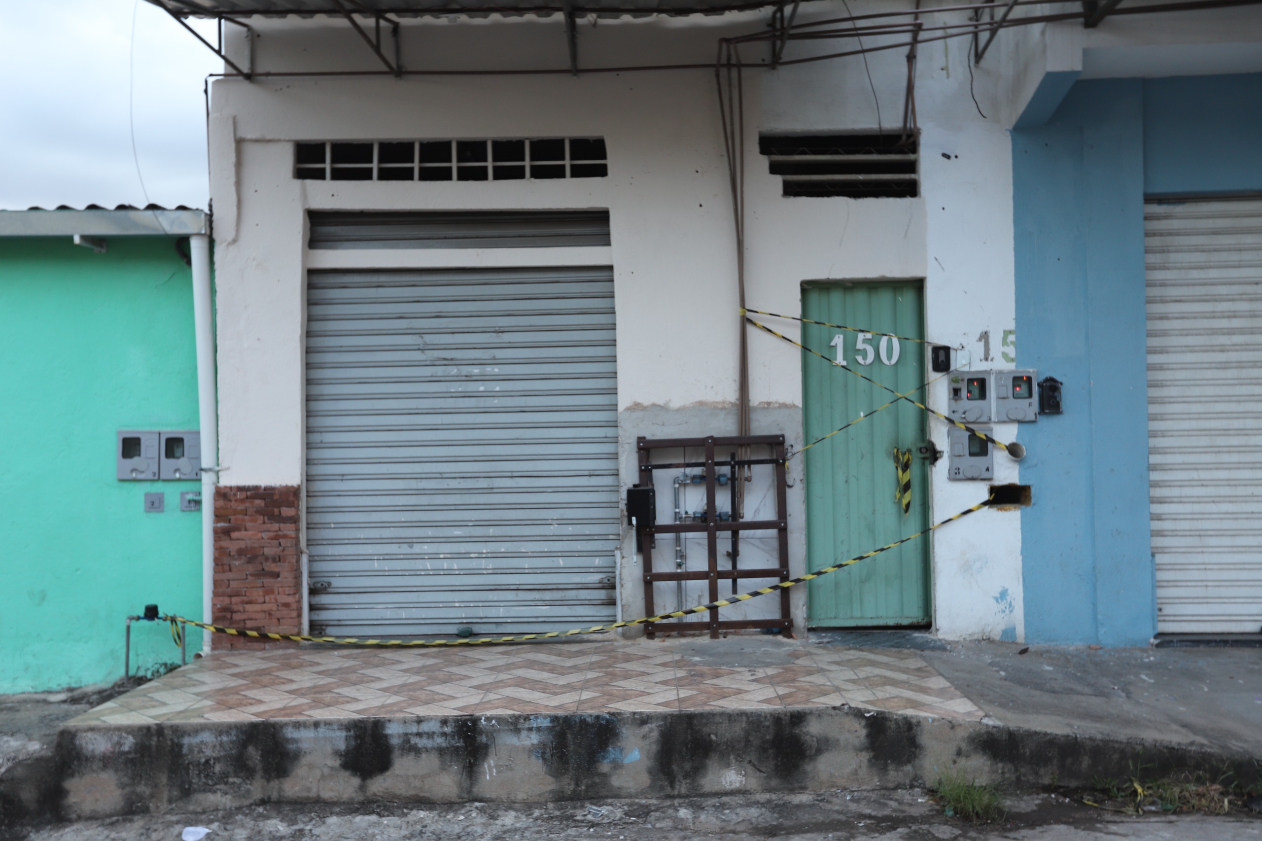 Imóvel incendiado criminosamente fica aos fundos de uma loja, na rua São José