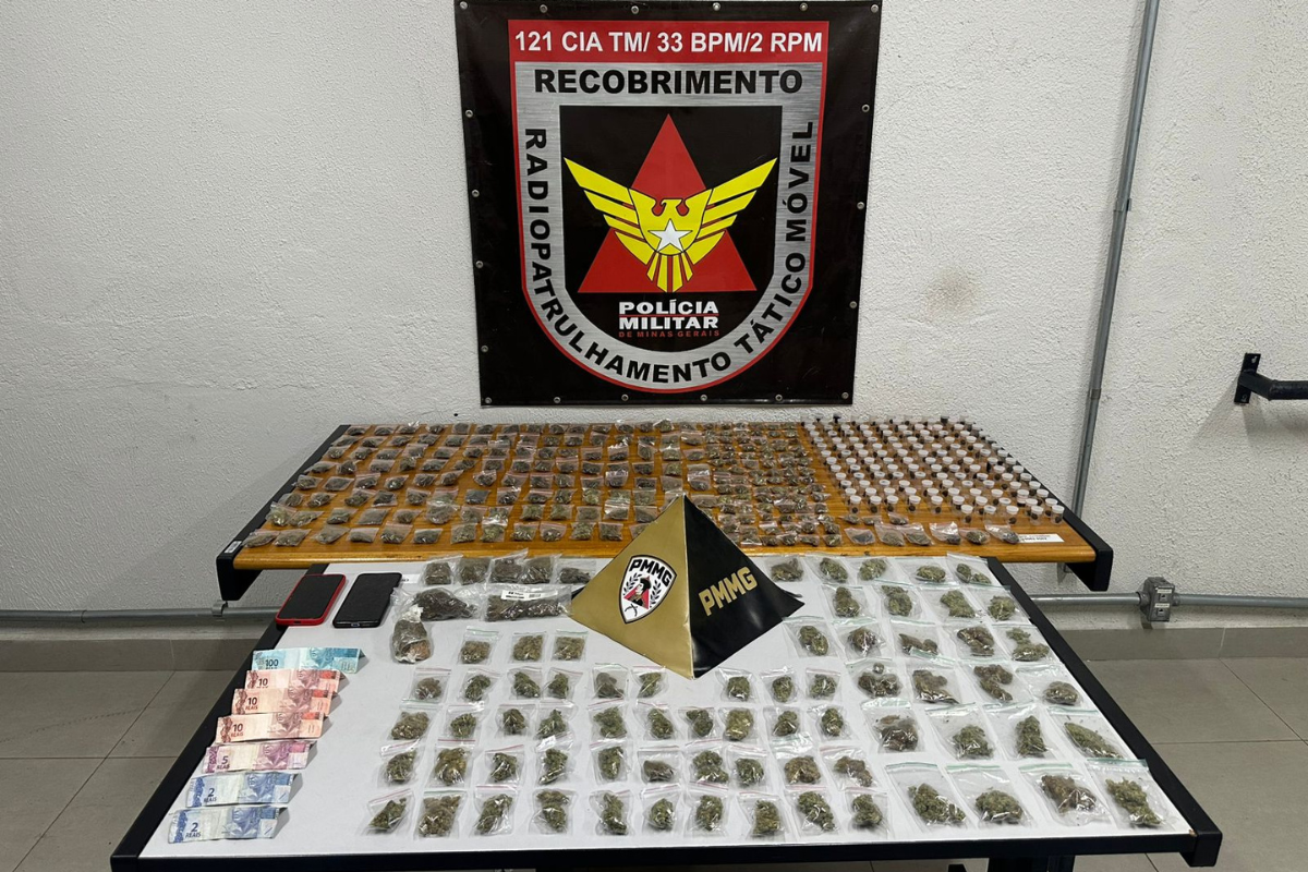 Foram apreendidos 281 porções de skank, 135 de haxixe, oito de maconha, dois aparelhos celulares, R$ 139 em dinheiro e um veículo