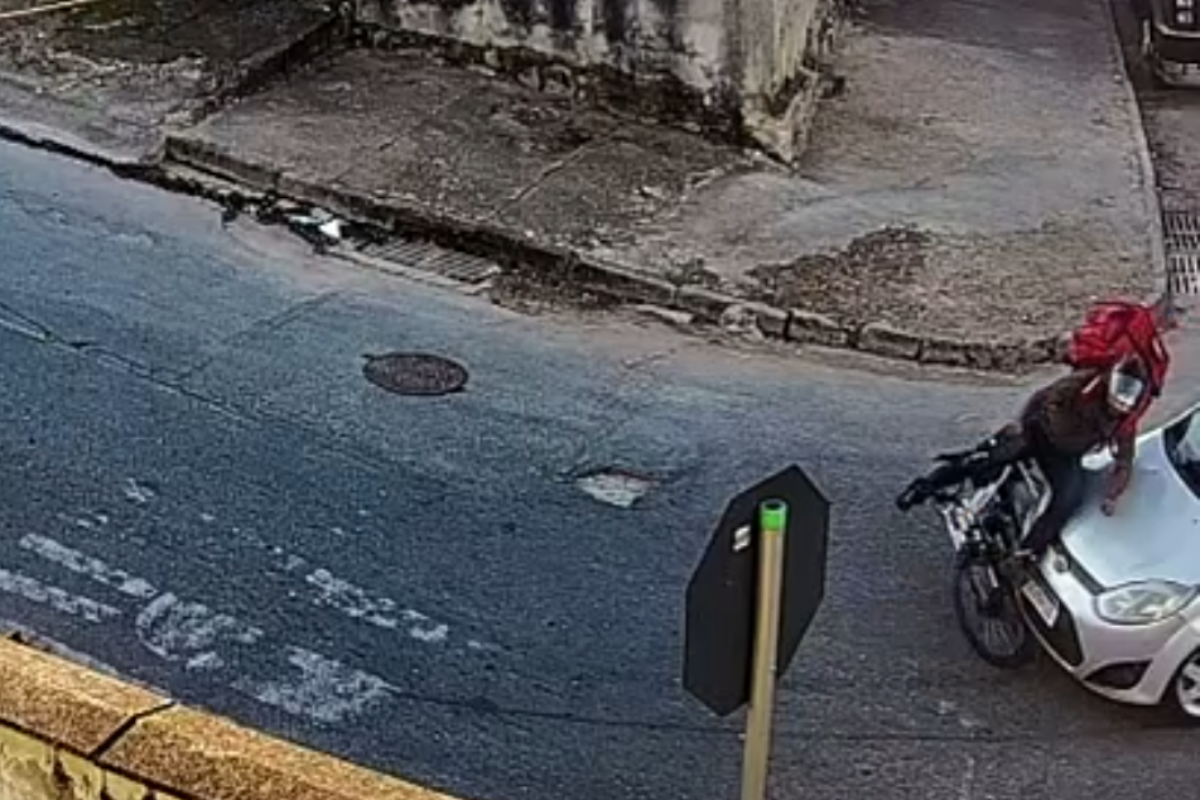Ciclista chegou a ser levado pelo carro, enquanto bike ficou presa debaixo do veículo