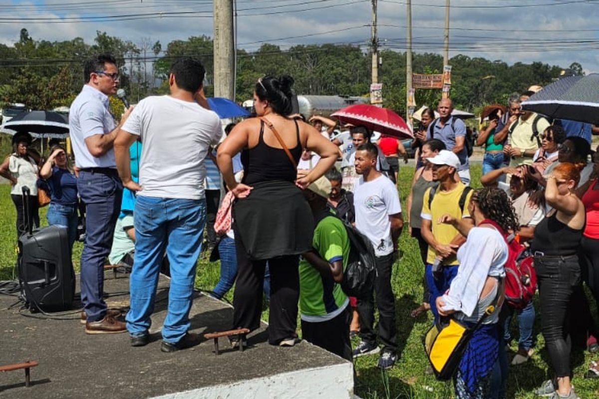 Ato reuniu dezenas de pessoas na avenida Refinaria Gabriel Passos