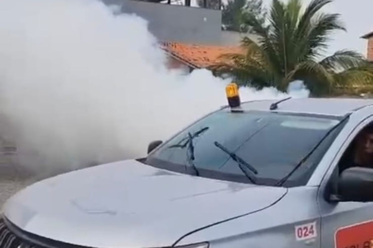 Morador da cidade, ele está pilotando um dos caminhões fumacê que percorrem bairros no município da Região dos Lagos.