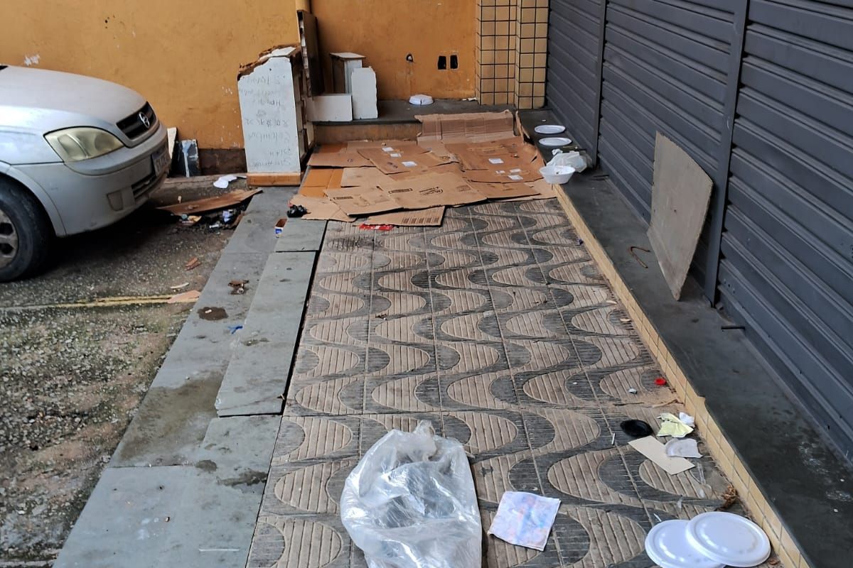 Vítima estava deitada em um estacionamento recuado, perto da porta de um estabelecimento