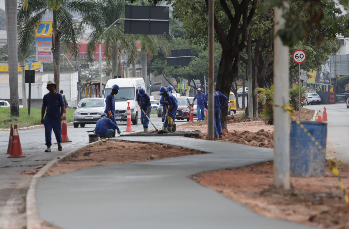 Canteiro central está recebendo passeio concretado com 2 m de largura, nova iluminação, paisagismo com grama e plantas ornamentais