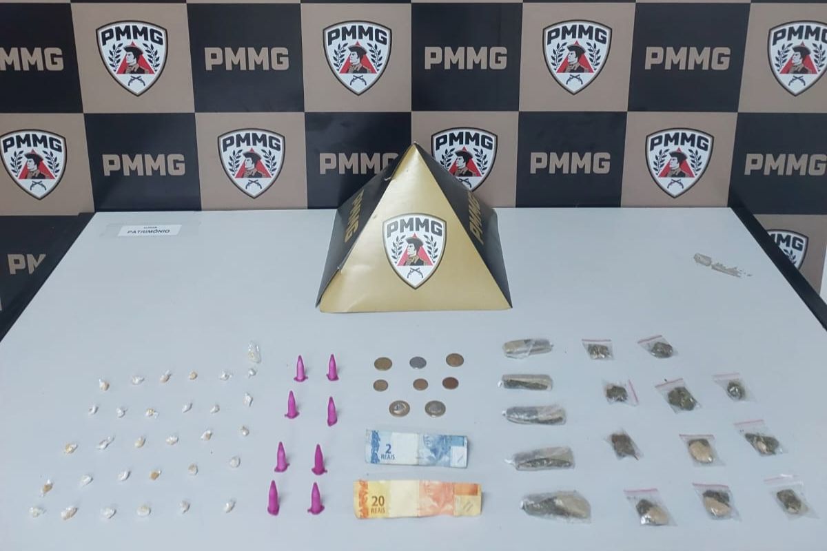 Policiais militares localizaram mais 21 pedras de crack, 12 buchas de maconha e oito pinos de cocaína. 