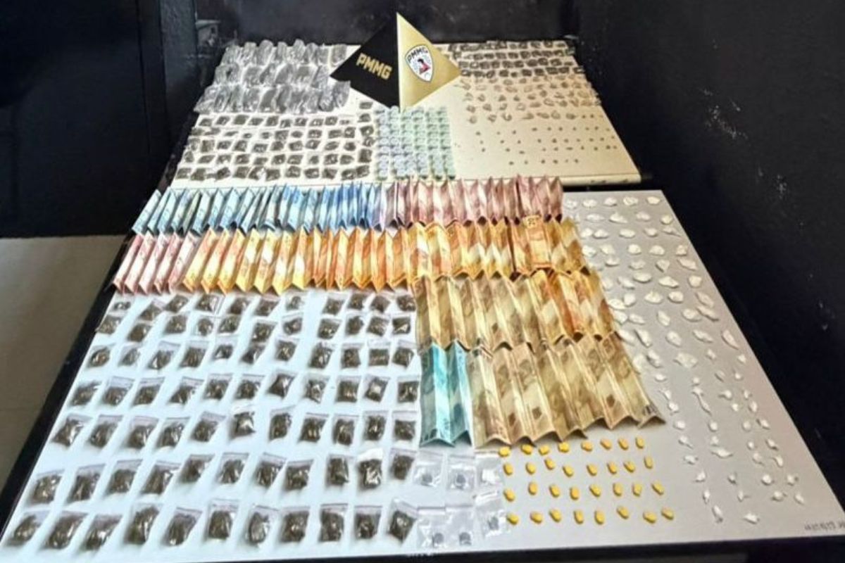 Foram recolhidas buchas de maconha, pedras de crack, papelotes de cocaína,  porções de skunk e haxixe, comprimidos de ecstasy e quantia em dinheiro.
