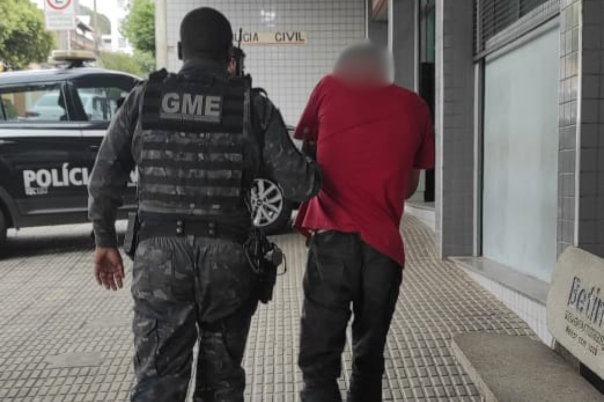 Homem voltou à casa da ex no momento em que guardas municipais atendiam a ocorrência e recebeu voz de prisão