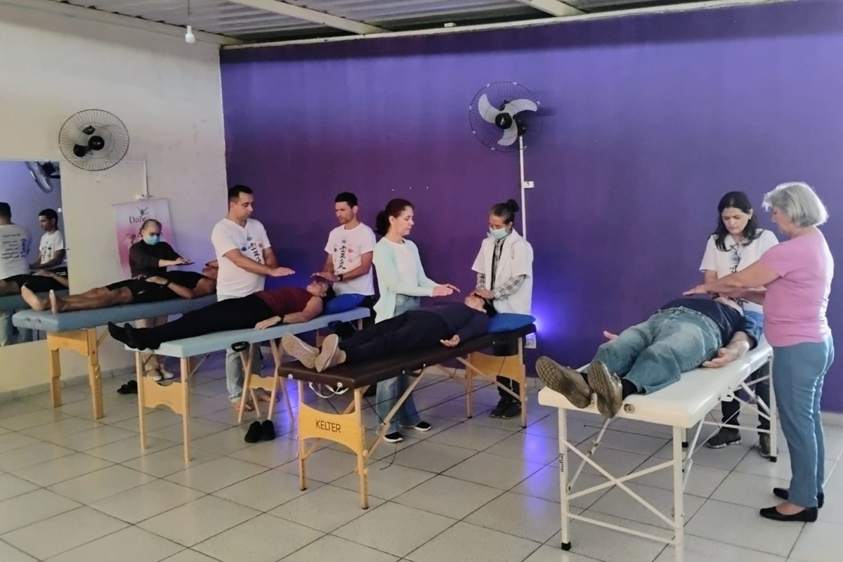 São oferecidos atendimentos gratuitos em reiki, auriculoterapia, fitoterapia, aromaterapia, floral e outras modalidades de terapias integrativas