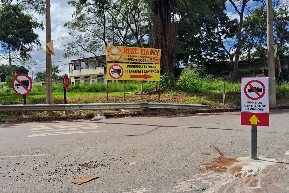 Uma das estruturas chamou atenção por ter sido feita com suporte de ferro e cimentada diretamente no asfalto