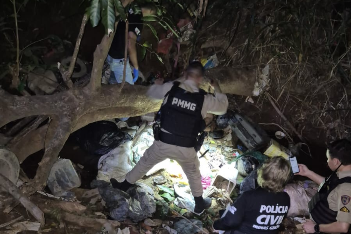 Vítima foi encontrada em área de mata, próximo a um córrego, no bairro Capelinha