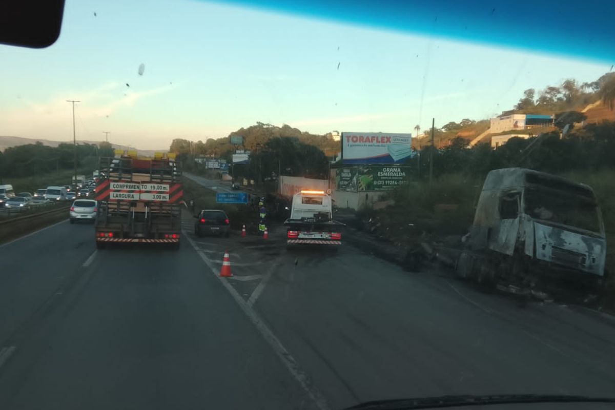 Carreta perdeu o controle, tombou na pista e acabou pegando fogo