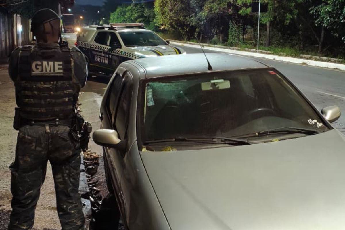 Após a confirmação de que o carro era roubado, o Fiat Palio foi removido para um pátio credenciado