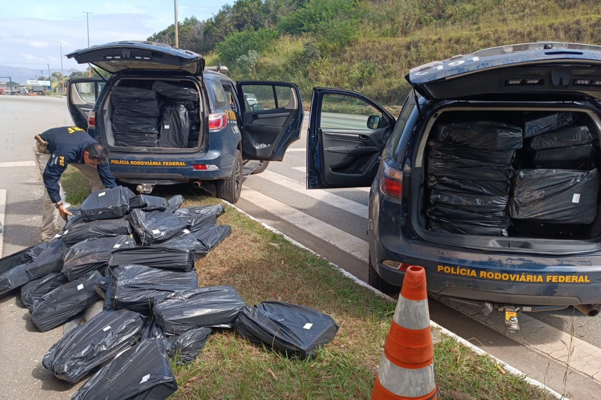 Barras do entorpecente estavam em sacos pretos