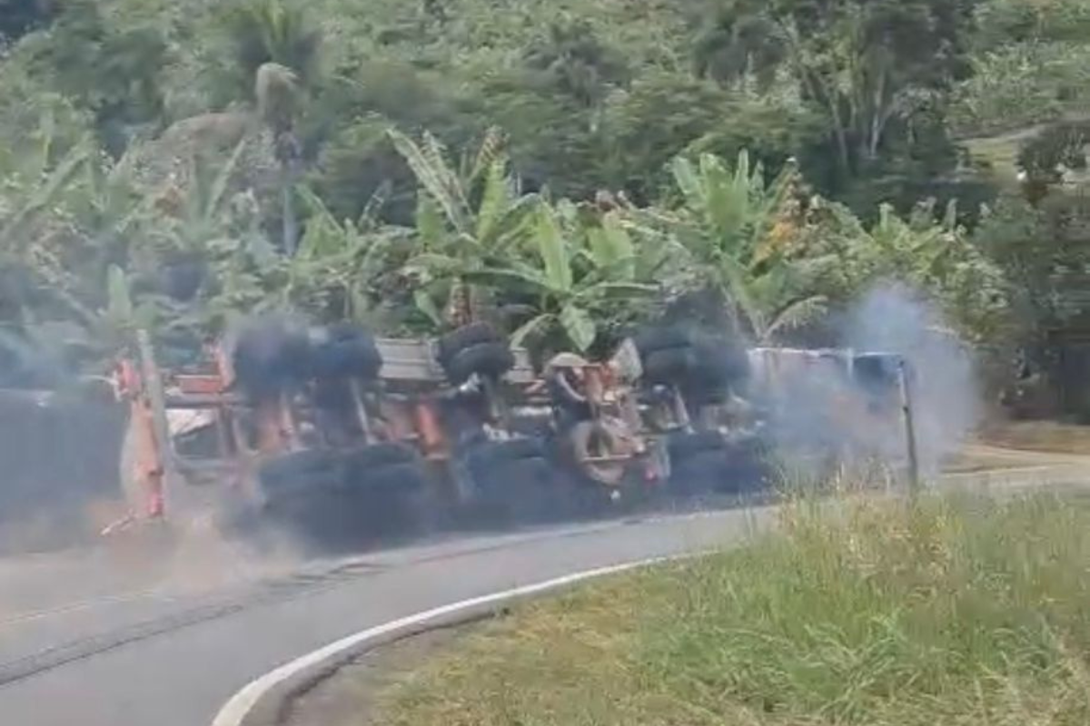 Segundo o Corpo de Bombeiros, o veículo transportava asfalto líquido