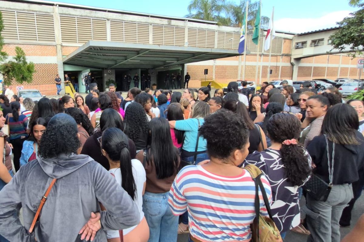 Manifestação reuniu dezenas de mediadores de aprendizagem na prefeitura, nesta segunda (13)