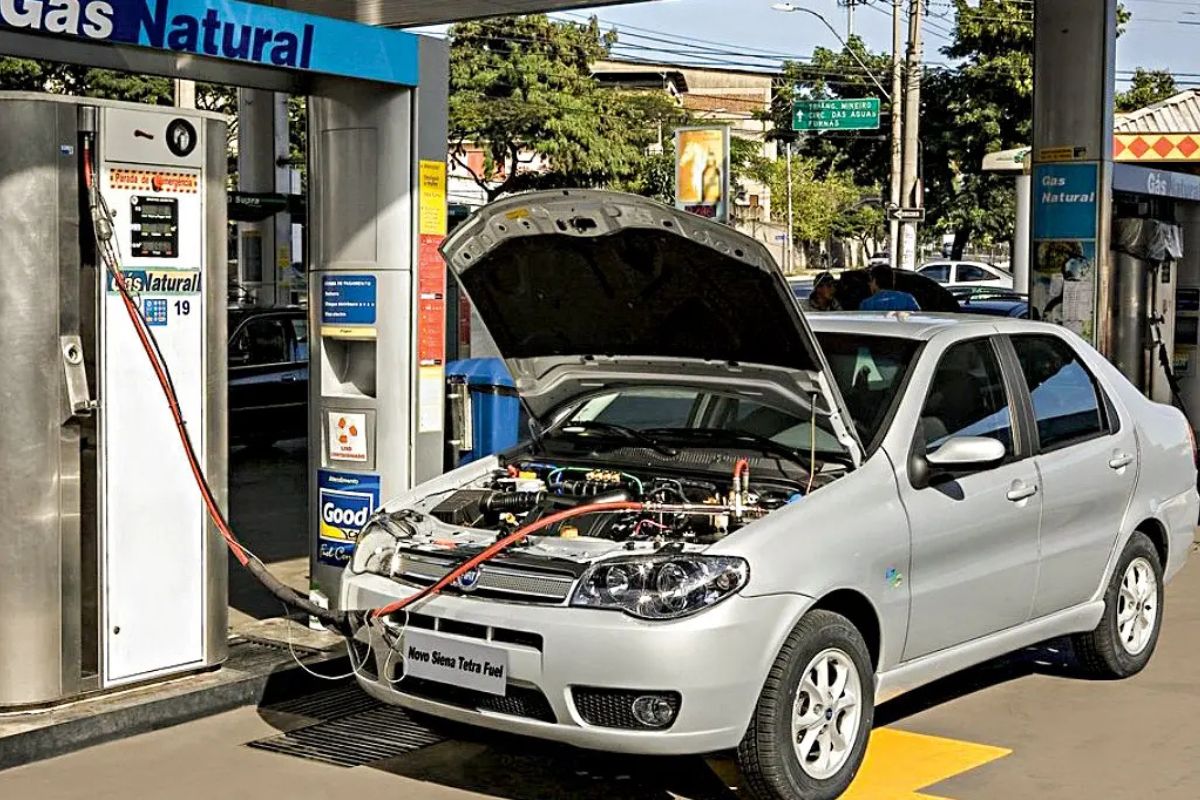 Siena Tetrafuel mostrou em 2006 como a engenharia brasileira da Fiat transformou combustíveis alternativos em produto de série