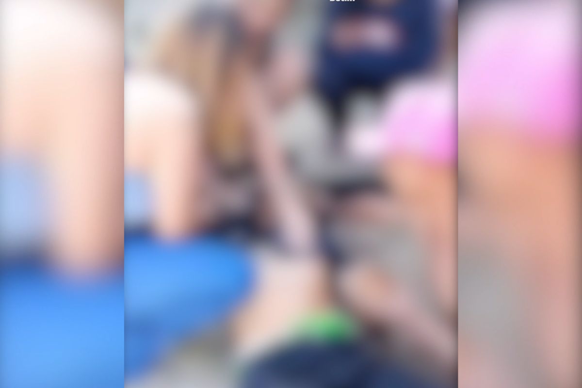 Um vídeo com a vítima caída no chão, após ser baleada, circula nas redes sociais