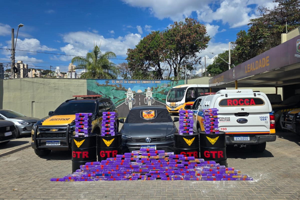 O suspeito foi abordado conduzindo um Volkswagen Polo, onde foram apreendidas 200 barras de maconha, localizadas no interior e no porta-malas do veículo