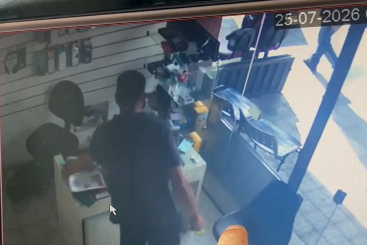 Suspeito se aproveitou de um breve momento de ausência do comerciante