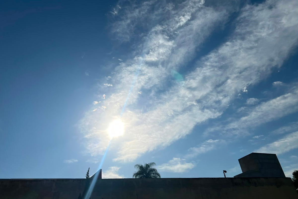 Céu amanheceu com nuvens, o que deve perdurar durante todo o dia