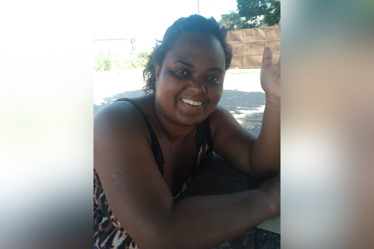 Josiane tem 38 anos e um filho de 13; ela vive com a mãe e o garoto