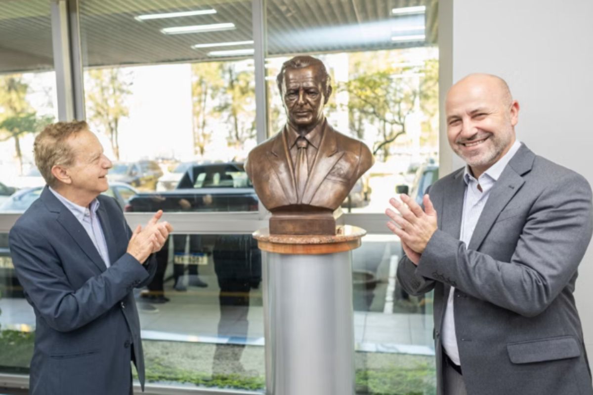 Vittorio Medioli entrega busto de Ganni Agnelli ao presidente da Stellantis para a América do Sul, Herlander Zola