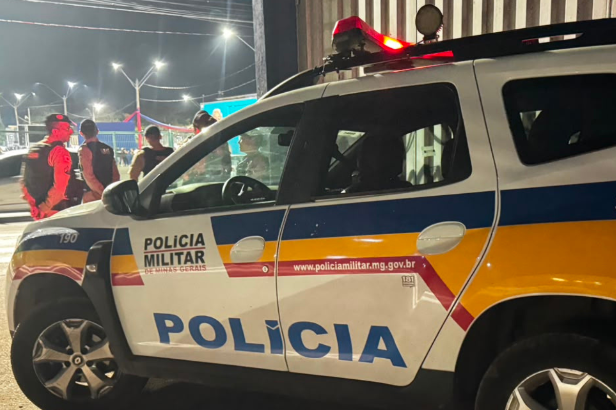 Durante a tentativa de abordagem, jovem sacou arma da cintura e apontou para os agentes, momento em que um dos policiais efetuou um disparo em resposta à agressão