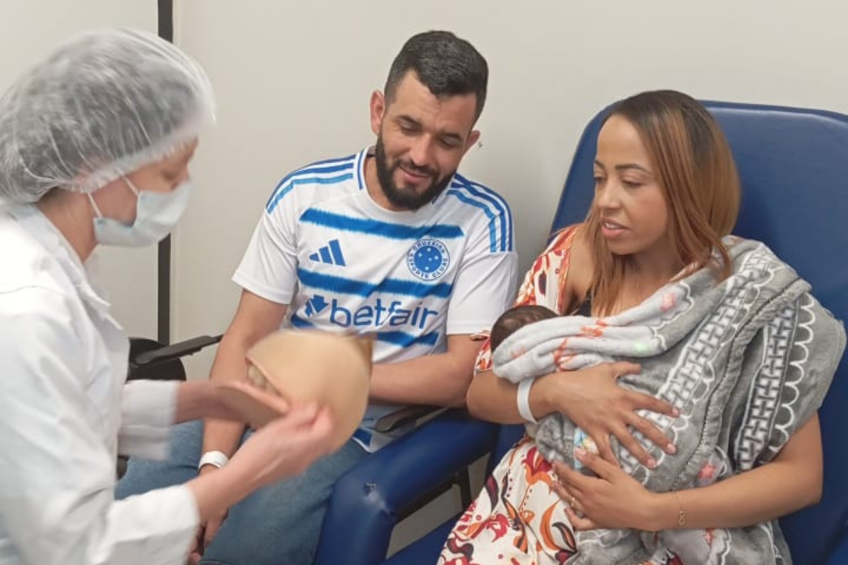 Fernanda Deodato estava com dificuldade pra amamentar e obteve ajuda no banco de leite 