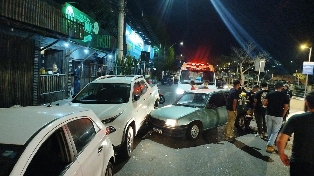 Condutor do Chevrolet Kadett foi atendido por uma ambulância do Samu