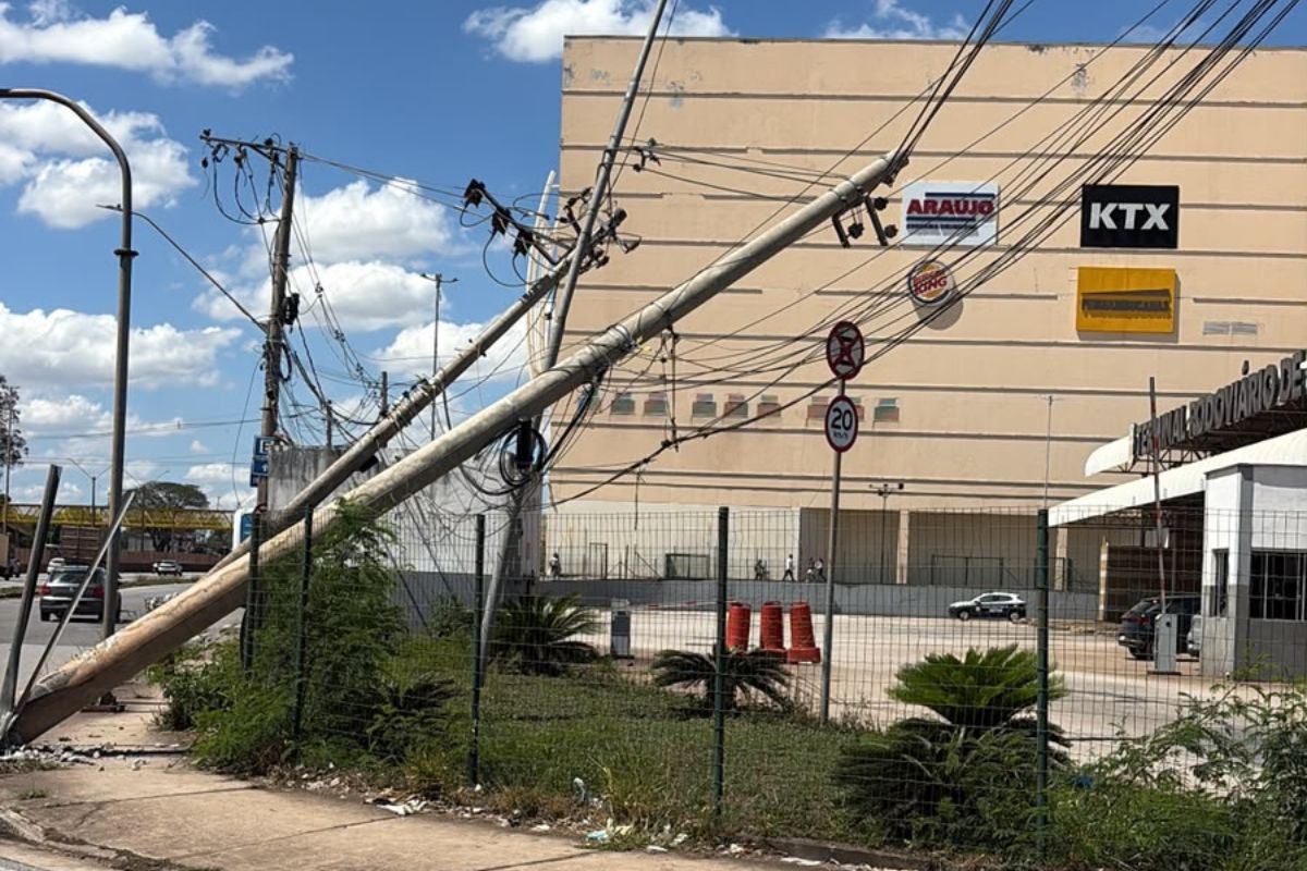 Postes foram arrastados pelo veículo e tombaram em direção à entrada do pátio de embarque