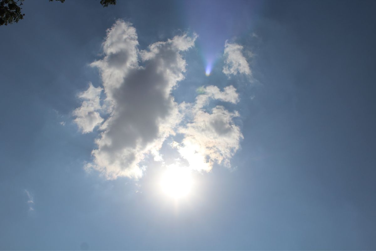 Céu deve ficar com nuvens ao longo do dia e à noite