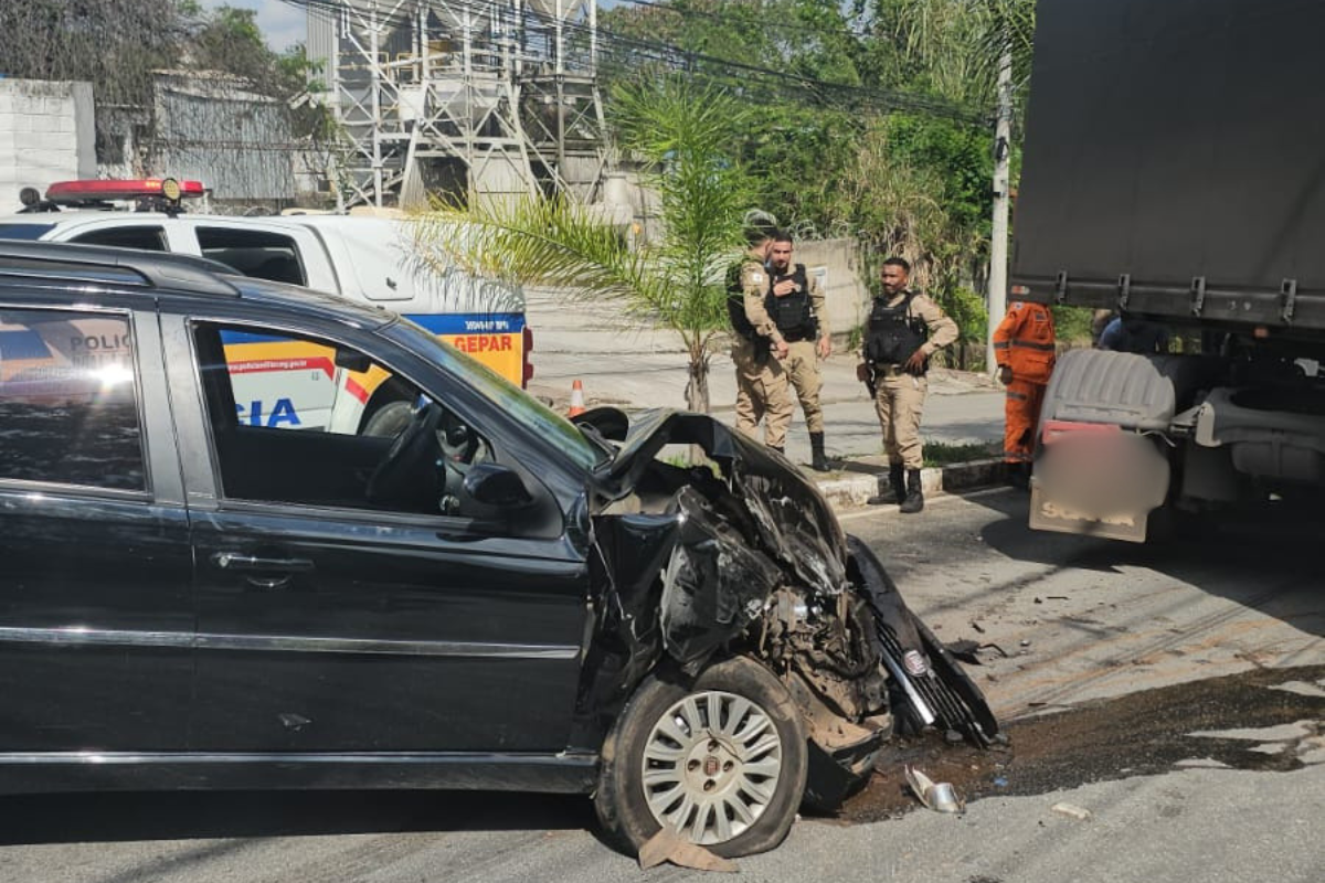 Frente do carro colidiu contra o tanque de combustível da carreta