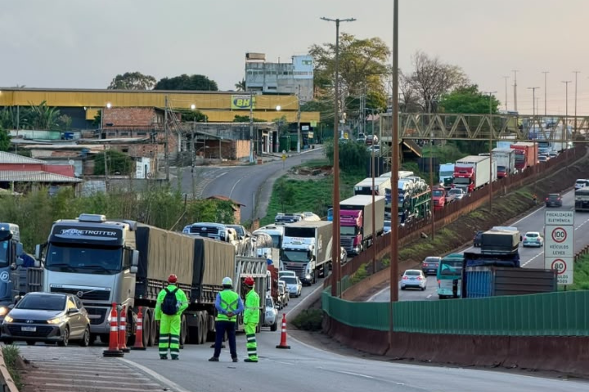 Pista segue interditada para atendimento à ocorrência e remoção do veículo