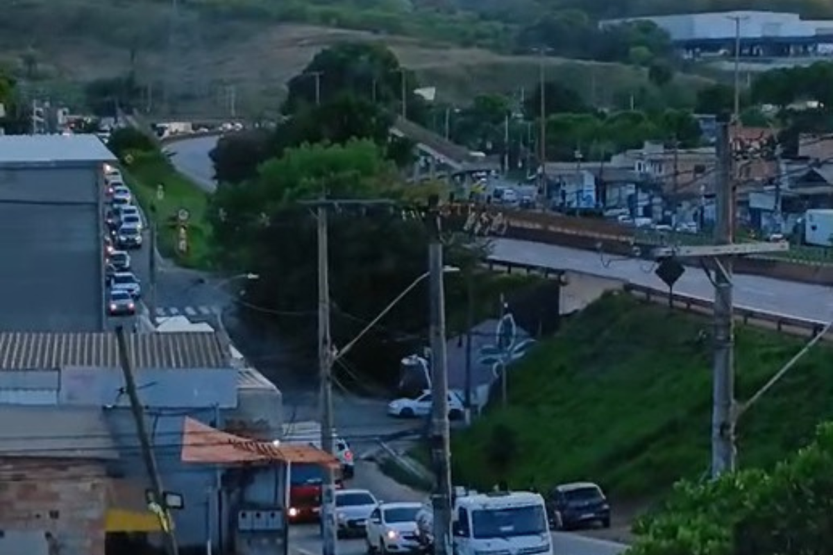 Desvio é feito pela marginal da rodovia