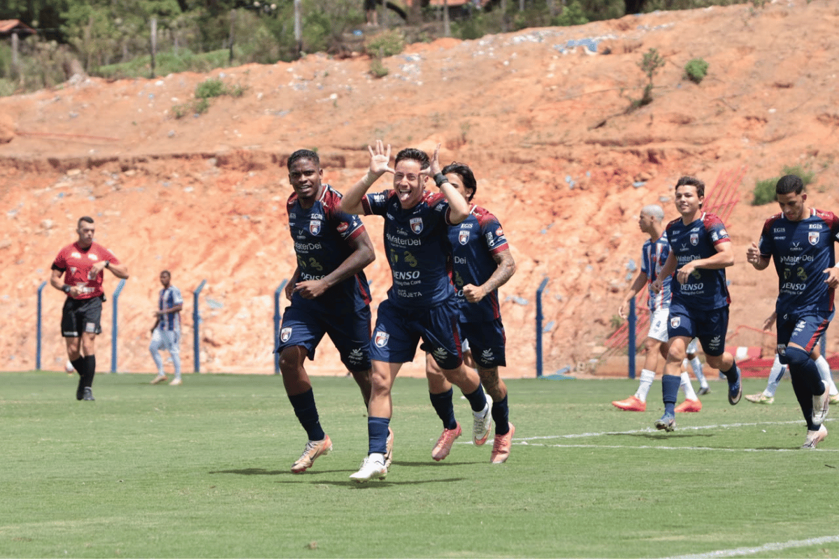 Juan Macias comemora ao marcar o primeiro gol da partida