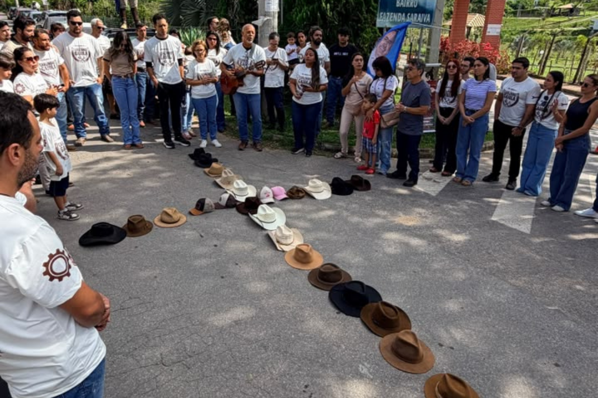 Participantes realizaram alguns momentos antes da cavalgada iniciar, como este, em que fizeram uma cruz com chapéus