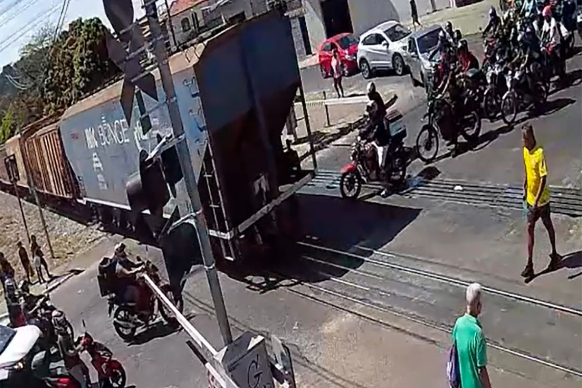 Evasões acontecem quando veículos atravessam a linha férrea depois do acionamento dos sinais luminosos e sonoros que indicam a necessidade de parada