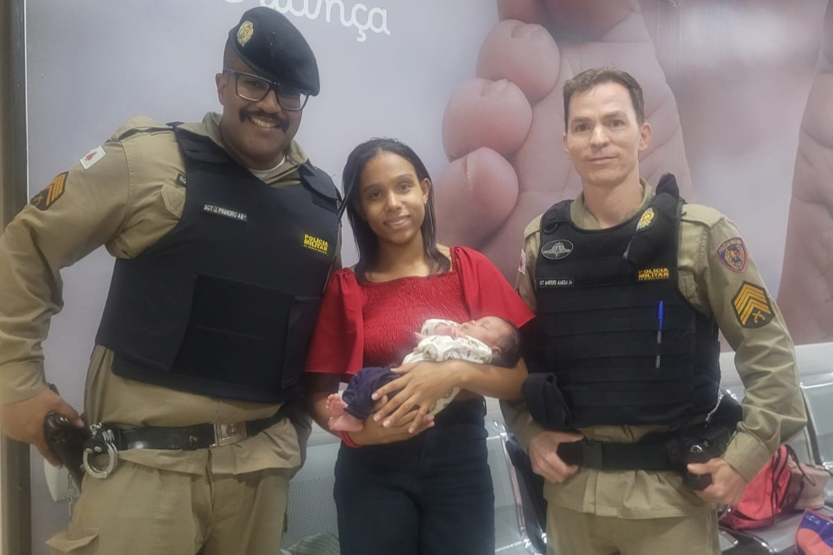 Militares que atuaram na ocorrência, acompanhados da mãe e do bebê