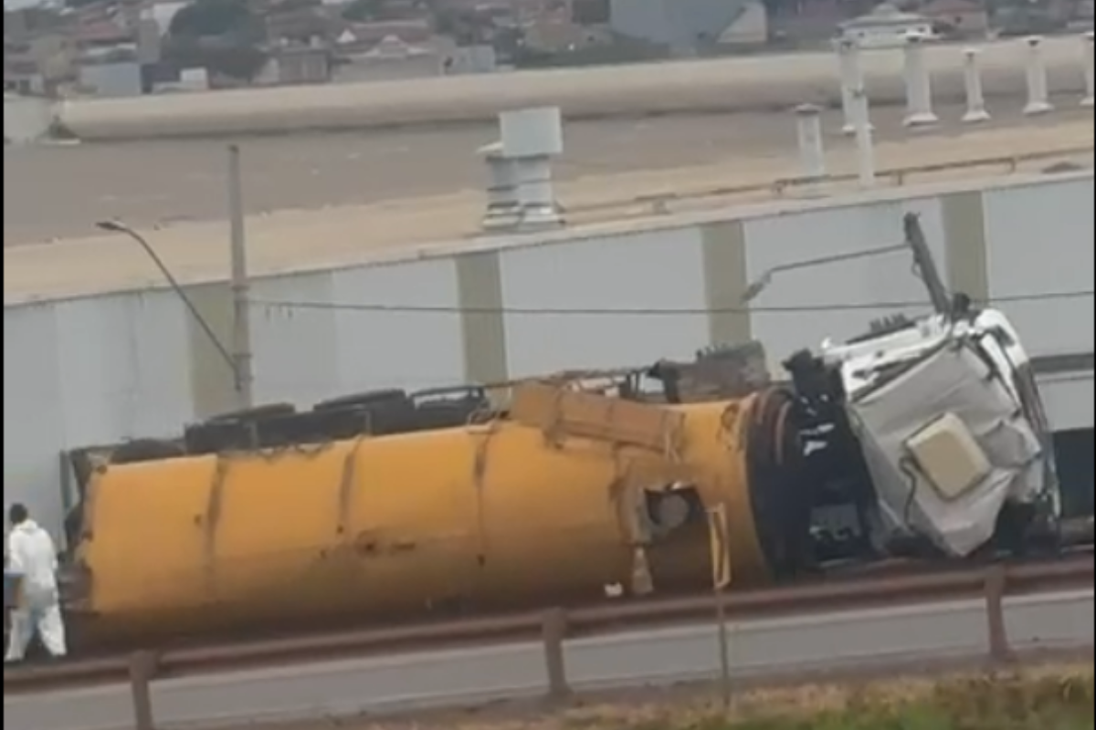 Caminhão tombou na pista na manhã desta segunda-feira (7/9), complicando o trânsito em direção à capital mineira