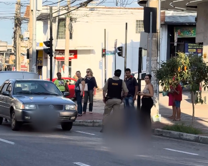 Vítima foi atingida por um carro e acabou ficando com as pernas presas embaixo de uma moto estacionada na via
