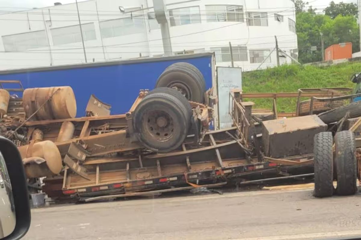 Veículo de carga parou com as rodas para o alto após o acidente