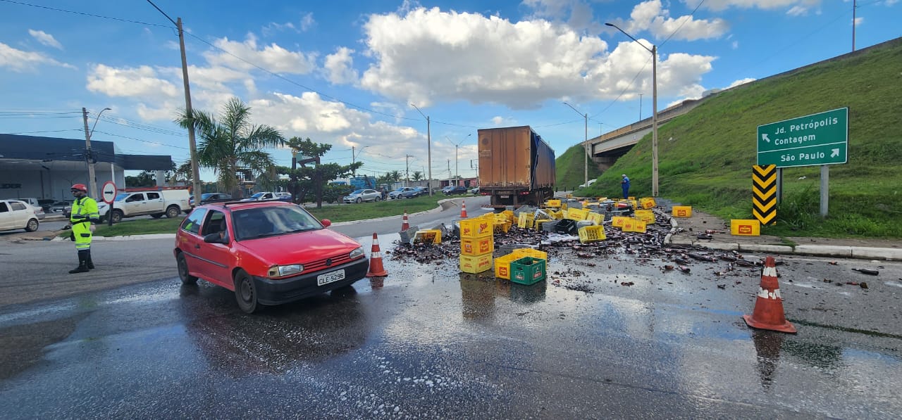 Engradados ficaram espalhados pela via