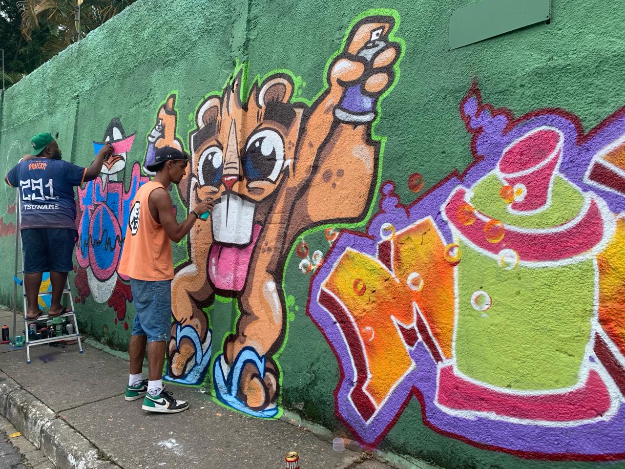 São aproximadamente 400 metros do muro da instituição, no Jardim Teresópolis, que estão ganhando belas imagens de animais, personagens e frases
