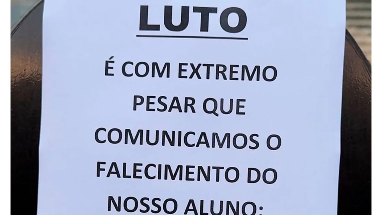 Academia onde fatalidade ocorreu, no bairro Ingá, ficará fechada por dois dias; aviso foi colocado na porta do estabelecimento