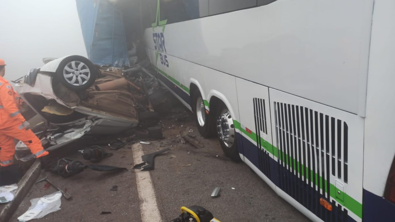 Carro foi esmagado em engavetamento