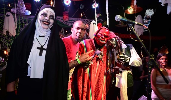 Embora entrar trajado não seja obrigatório, mas o evento vai premiar em dinheiro as melhores fantasias